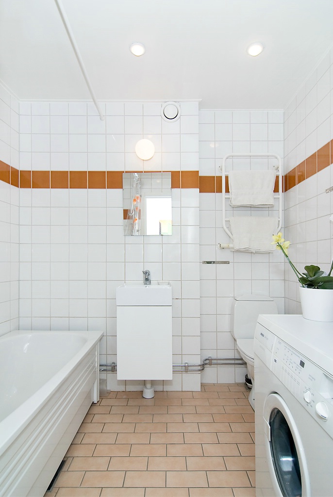 Fräscht, helkaklat badrum med golvvärme och tvättmaskin