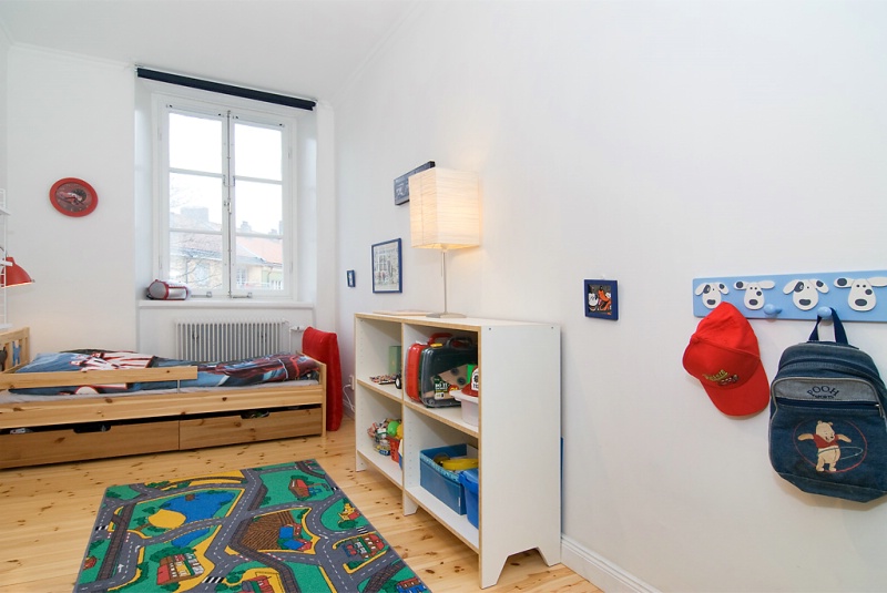 Sovrum (2) med fönster mot lugn gård i öster